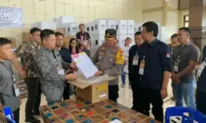 Polisi dan Bawaslu Awasi Proses Sortir dan Lipat Kertas Suara di KPU Mitra