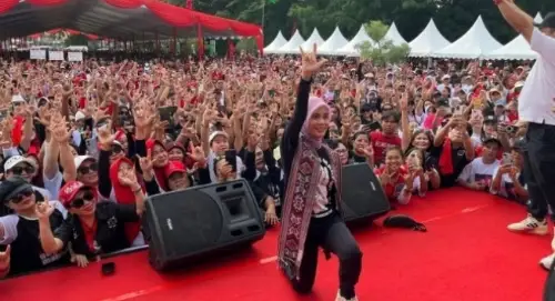 Hujan-hujanan, Siti Atikoh Bahagia Bertemu Warga Manado
