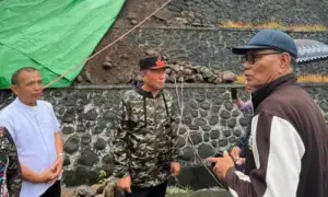 Bupati Franky Donny Wongkar Tinjau Longsor dan Beri Bantuan di Gereja GMIM Bukit Zaitun Tewasen