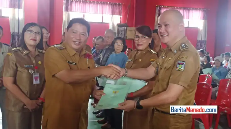 Bupati Jemmy Kumendong Serahkan Sertifikat Program PTSL 2023 di Langowan