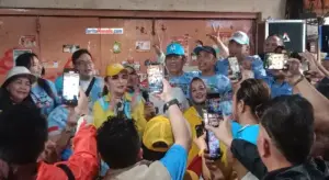 Christiany Eugenia Paruntu Nyanyi dan Joged Bersama Pengunjung Rumah Kopi Jarod