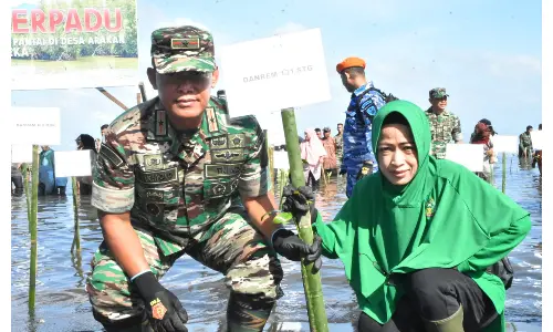 Danrem 131/Santiago dan Istri Ikut Tanam Mangrove di Arakan