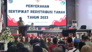 Bagi-bagi Sertipikat, Maurits Mantiri Ingatkan Pentingnya Punya Aset Kokoh