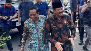 Sambangi Mahfud MD, Hadi Tjahjanto Lakukan Hal Ini 