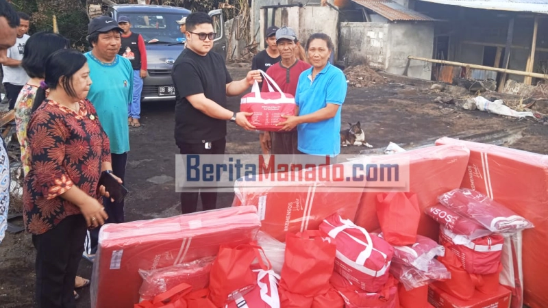 Billy Lombok Bersama Tim Dari Dinsos Provinsi Sulut Salurkan Bantuan Bagi Korban Kebakaran