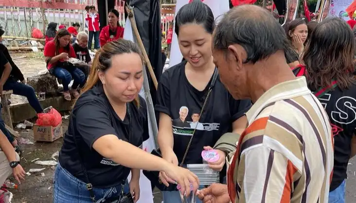 Progresif Sulut di Hajatan Rakyat Ganjar-Mahfud: Turut Layani Warga dengan Berbagi 9 Progresif Sulut di Hajatan Rakyat Ganjar-Mahfud: Turut Layani Warga dengan Berbagi