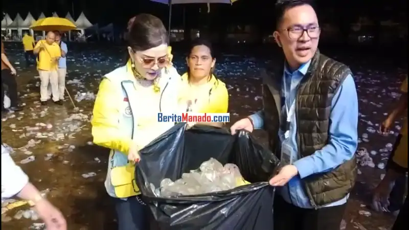 Tak Peduli Hujan dan Becek, Christiany Eugenia Paruntu Pungut Sampah di Lapangan KONI Manado