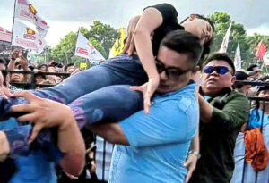 Ini Sosok Pria Berbaju Biru Penolong Warga yang Pingsan Kala Prabowo Menyapa Warga Manado