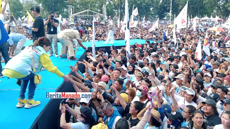 Tak Peduli Hujan dan Becek, Christiany Eugenia Paruntu Pungut Sampah di Lapangan KONI Manado