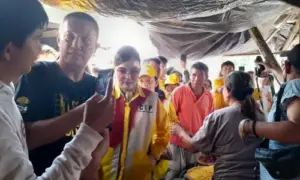 Christiany Eugenia Paruntu Borong Dagangan dan Bagi ke Pengunjung saat Sambangi Pasar di Minsel