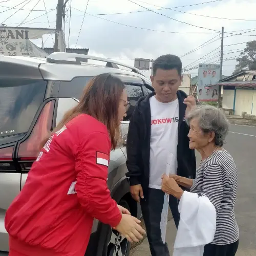 Martini Syeanie Lumintang Hadir di Sonder, Temui Warga di Tempat Umum 10 Martini Syeanie Lumintang Hadir di Sonder, Temui Warga di Tempat Umum