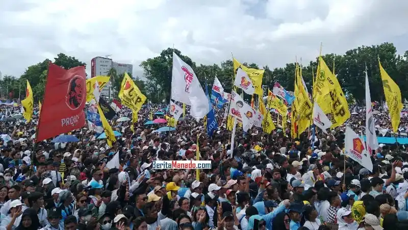 Puluhan ribu warga tumpah ruah di Lapangan Sario Manado