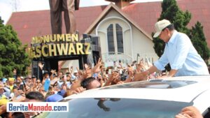Warga Sulut Beri Sambutan Spektakuler Prabowo Subianto di Depan Monumen Johann Gottlieb Schwarz