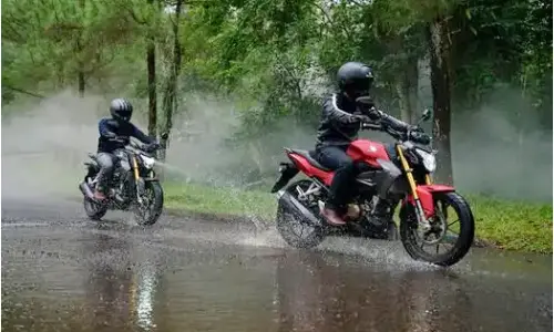 Harus Lewati Genangan Air Saat Berkendara, Ini Tipsnya