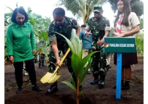 Pangdam XIII/Merdeka Lepas Bibit Ikan dan Tanam Pohon Kelapa di Tetey
