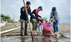 Alfamidi Gandeng Jurnalis dan Mahasiswa Bersihkan Sampah di Pesisir Pantai Manado
