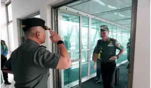 Dandim Manado Didampingi Istri, Sambut Kedatangan Pangdam XIII/Merdeka yang Baru di luar Pintu Pesawat