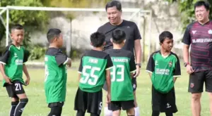 Bugar dan Bersemangat! Steven Kandouw Main Bola Bersama Siswa SD, Buka Turnamen U12 dan U10