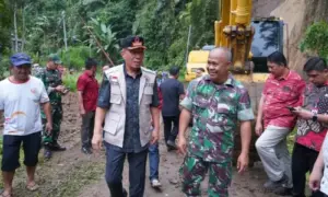 Bupati Franky Wongkar Perintahkan BPBD Bantu Bersihkan Longsor di Jalan Maliku-Kota Menara