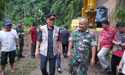 Bupati Franky Wongkar Perintahkan BPBD Bantu Bersihkan Longsor di Jalan Maliku-Kota Menara