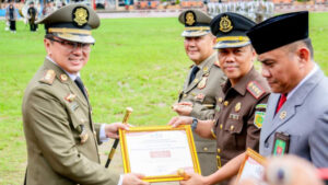 Di Upacara HUT Satpol PP dan Satlinmas, Andrei Angouw Serahkan Penghargaan kepada Sejumlah Institusi 