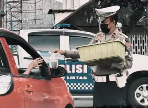 Ditlantas Polda Sulut Bagi Takjil dan Edukasi Pengguna Jalan