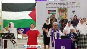 Gereja di Manado Ini Pasang Bendera Palestina, Pemandu Ibadah Memakai Hijab