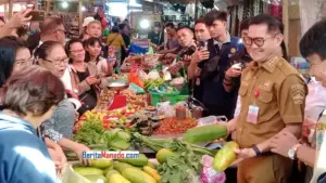 Joune Ganda Borong Jualan Pedagang di Pasar Airmadidi, Pastikan Harga Masih Normal