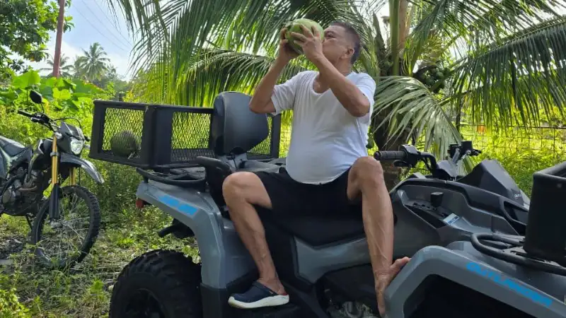 Sehat dan Menyegarkan, Olly Dondokambey Minum Air Kelapa Muda Thailand dari Kebun Sendiri