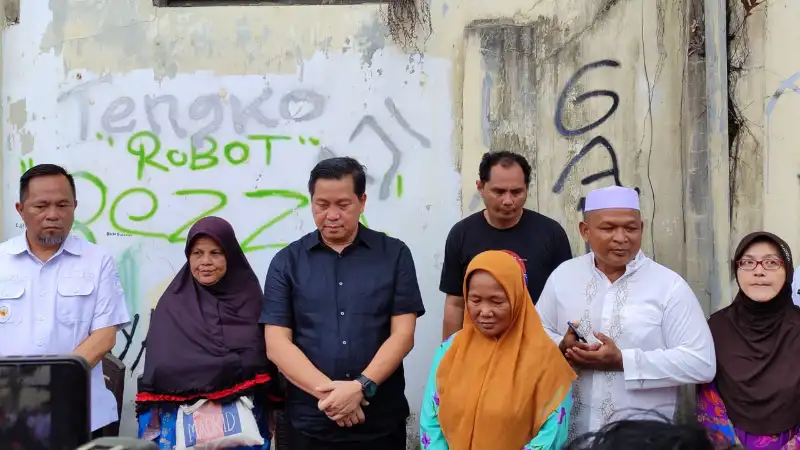 Steven Kandouw Hibur Langsung Korban Kebakaran Kampung Kodo Manado dan Berikan Bantuan