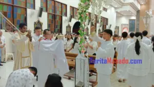 Mengenang Perjamuan Tuhan, Umat Paroki Pineleng Diingatkan Makna dan Teladan Pelayanan