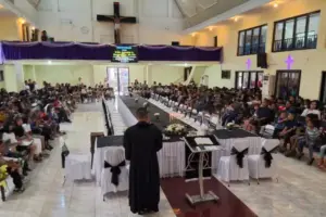 ASM GMIM Betani Sindulang Singkil Ikut Perjamuan, Pdt Lucky Rumopa: Menghayati Pengorbanan Kristus