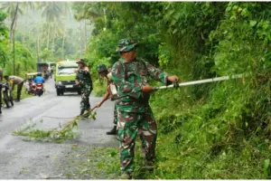 Koramil 1309-04/PTM Ikut Kerja Bakti, Warga Senang Ada Kolaborasi TNI-Polri