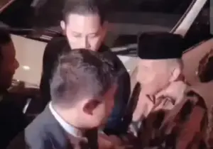 Mata Mayor Teddy Terus Awasi Amien Rais saat Ajak Prabowo Subianto Salaman