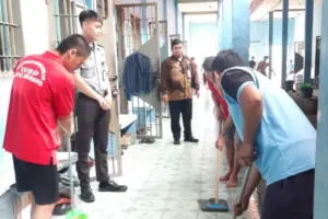 Implementasikan PHBS, WBP Gotong Royong Bersihkan Lingkungan Lapas Amurang