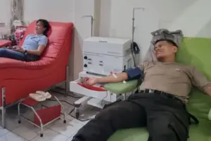 Sigap! Dua Personil Polres Minsel Bantu Warga yang Butuh Bantuan Donor Darah
