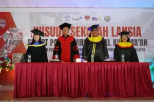 Bupati Franky Wongkar Wisuda Peserta Sekolah Lansia Smart Pakalowiren