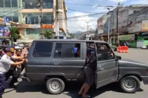 Saat Anggota Polres Kotamobagu Bantu Dorong Mobil Pemudik yang Mogok