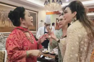 Momen Keakraban Christiany Eugenia Paruntu Bersama Titiek Soeharto