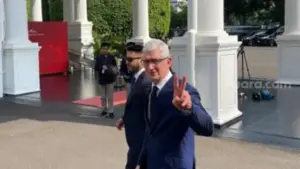 Bahas Investasi dengan Jokowi, CEO Apple Salam Dua Jari