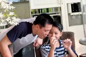 Kita Bikin Romantis! Joune Ganda Cium  Valentino Ganda dan Doa Bersama di Hari Spesial
