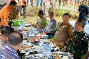 Sampai di Tagulandang, Steven Kandouw Makan Bareng dengan Pengungsi