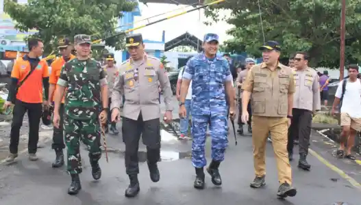 Danlanud Sam Ratulangi Manado Dampingi Wagub Sulut Salurkan Bantuan Korban Erupsi Gunung Ruang