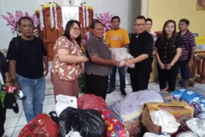 Dipimpin Pdt Lucky Rumopa, GMIM Betani Sindulang Singkil Serahkan Bantuan ke Warga Terdampak Bencana Alam
