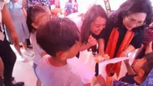 Rita Dondokambey dan Devi Tanos Salurkan Bantuan Sekaligus Konseling Trauma Healing