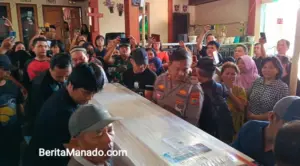 Tangis Histeris Keluarga Sambut Kedatangan Jenazah Brigadir RA di Rumah Duka