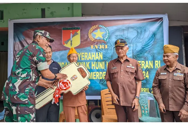 Selesai Direnovasi, Kodam XIII/Merdeka Serahkan Kunci RTLH Kepada Veteran PKRI