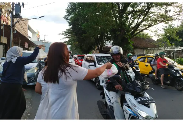 Wonder Woman WAOI Turun ke Jalan, Bagi Takjil Gratis Hasil Patungan