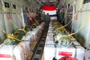 Pesawat Hercules TNI AU C 130 J (A-1340) Sukses Terjunkan Bantuan di Gaza dengan Metode LCLA