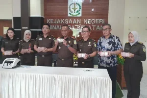 Kejari Minsel Terima Uang Pengembalian Kerugian Negara di Hari Pembacaan Tuntutan
